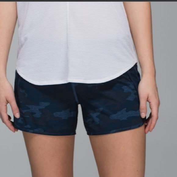 💙LULULEMON RUN TIMES SHORT 4”-CAMO OIL SLICK BLUE - Picture 13 of 15